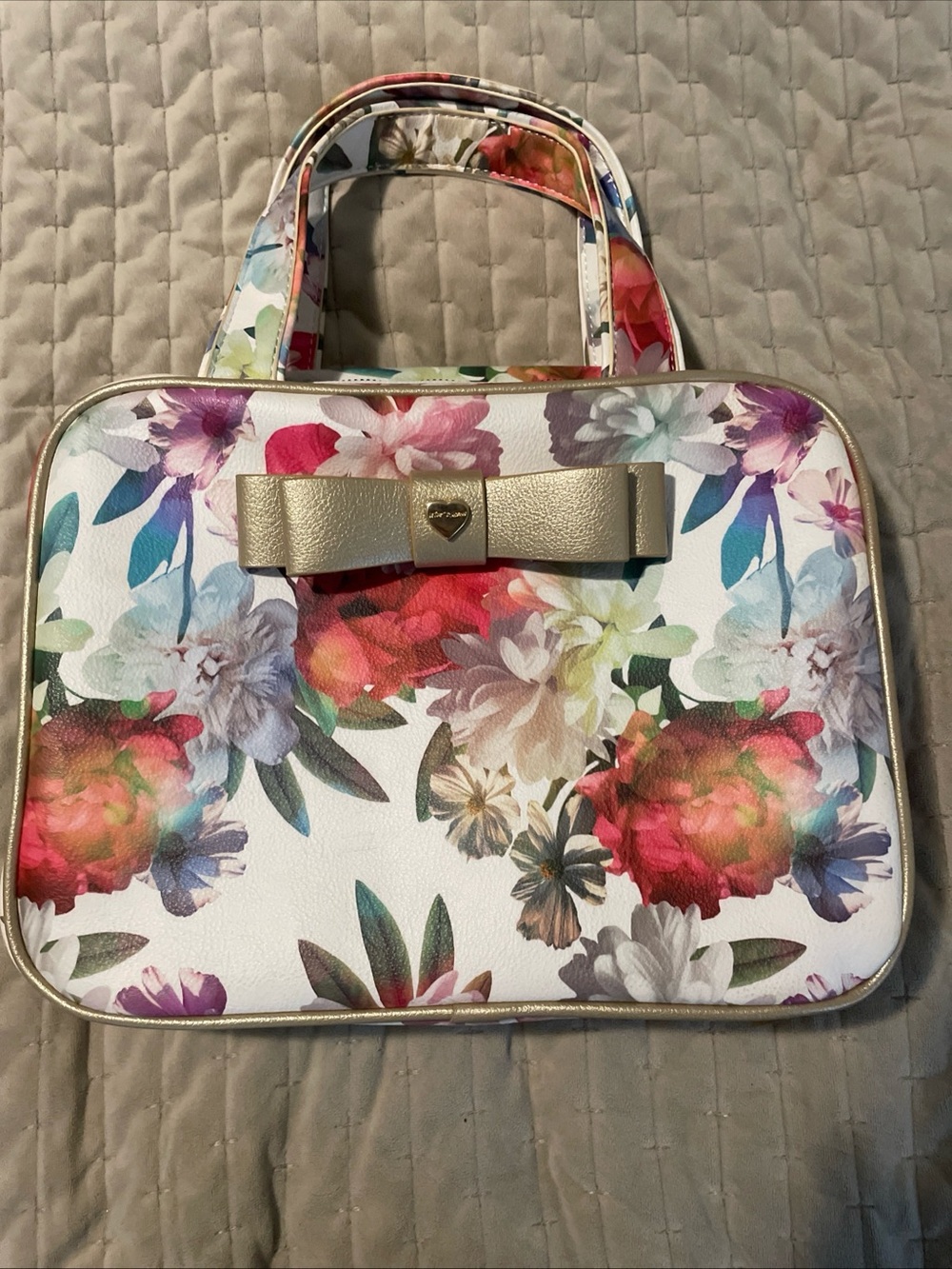 Lg BETSEY JOHNSON White Floral Cosmetic Bag with Gold Bow Accent new without tag - Picture 1 of 10